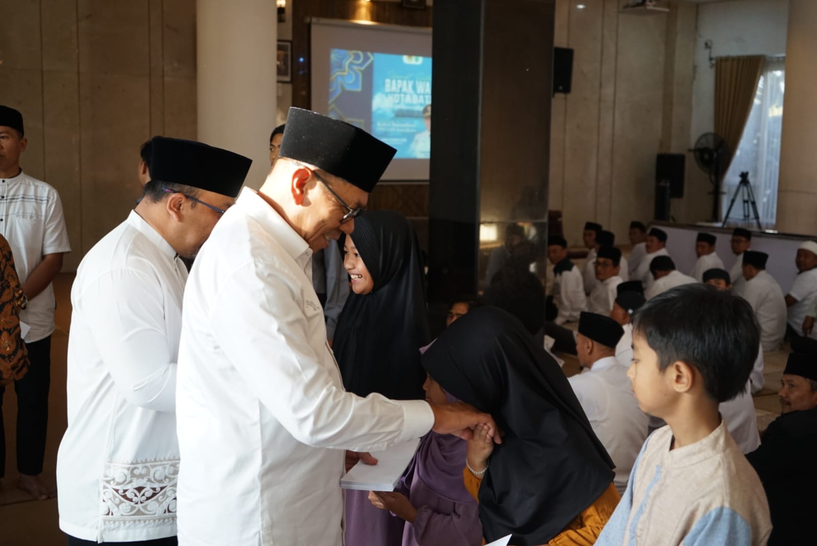 Wali Kota Batu Nurochman menyerahkan santunan kepada anak yatim dan dhuafa di Gedung Serba Guna GSG Dewan Pimpinan Daerah DPD LDII Kota Batu Dok LINES Kota Batu