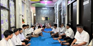 Puluhan anak yatim piatu menerima santunan dari DPD LDII Kota Mojokerto pada kegiatan buka puasa bersama Ramadan di Aula Kids Center Foto LINES Mojokerto