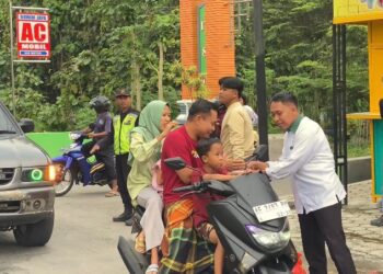 Pemuda LDII Magetan membagikan takjil kepada pengendara di Kawedanan saat Ramadan 1447 H Foto LINES Magetan
