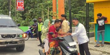 Pemuda LDII Magetan membagikan takjil kepada pengendara di Kawedanan saat Ramadan 1447 H Foto LINES Magetan