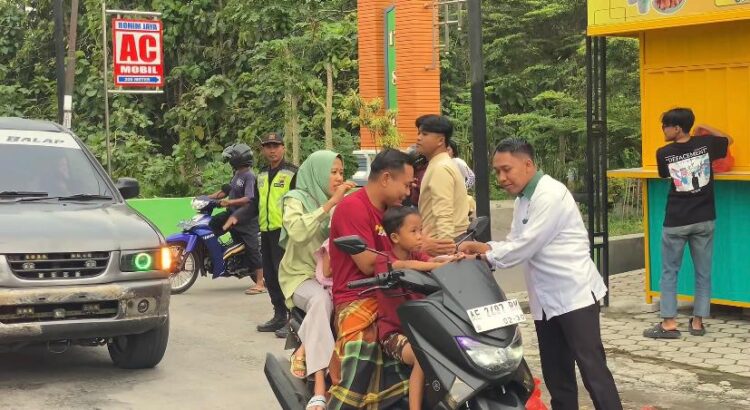 Pemuda LDII Magetan membagikan takjil kepada pengendara di Kawedanan saat Ramadan 1447 H Foto LINES Magetan