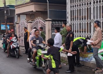 Relawan LDII, Senkom Mitra Polri, dan PERSINAS ASAD membagikan takjil kepada pengguna jalan di Medaeng, Waru, Sidoarjo, Jumat (6/3/2026). Foto: LINES Sidoarjo