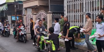 Relawan LDII Senkom Mitra Polri dan PERSINAS ASAD membagikan takjil kepada pengguna jalan di Medaeng Waru Sidoarjo Jumat 632026 Foto LINES Sidoarjo