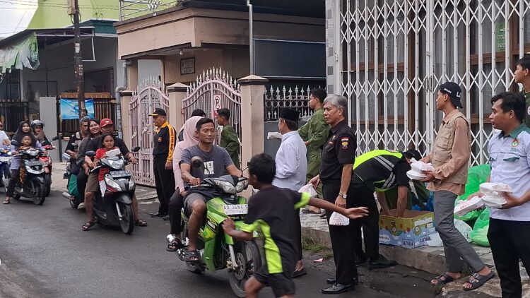Relawan LDII Senkom Mitra Polri dan PERSINAS ASAD membagikan takjil kepada pengguna jalan di Medaeng Waru Sidoarjo Jumat 632026 Foto LINES Sidoarjo