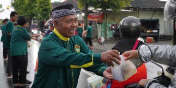Ketua DPD LDII Ngawi H Yadi membagikan takjil kepada pengguna jalan dalam kegiatan berbagi takjil bersama Pemuda LDII di Ngawi Kamis 532026 Foto LINES Ngawi