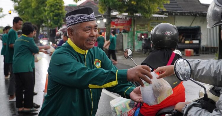 Ketua DPD LDII Ngawi H Yadi membagikan takjil kepada pengguna jalan dalam kegiatan berbagi takjil bersama Pemuda LDII di Ngawi Kamis 532026 Foto LINES Ngawi