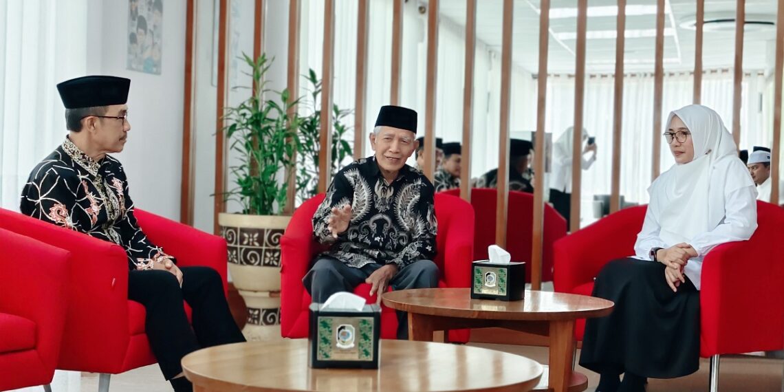 Ketua DPD LDII Banyuwangi Astro Junaedi tengah bersama jajaran pengurus LDII beraudiensi dengan Bupati Banyuwangi Ipuk Fiestiandani kanan di Lounge Pemkab Banyuwangi Kamis 532026 Foto LINES Banyuwangi