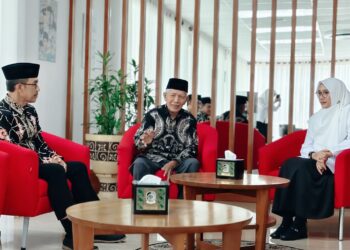 Ketua DPD LDII Banyuwangi Astro Junaedi tengah bersama jajaran pengurus LDII beraudiensi dengan Bupati Banyuwangi Ipuk Fiestiandani kanan di Lounge Pemkab Banyuwangi Kamis 532026 Foto LINES Banyuwangi