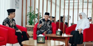 Ketua DPD LDII Banyuwangi Astro Junaedi tengah bersama jajaran pengurus LDII beraudiensi dengan Bupati Banyuwangi Ipuk Fiestiandani kanan di Lounge Pemkab Banyuwangi Kamis 532026 Foto LINES Banyuwangi