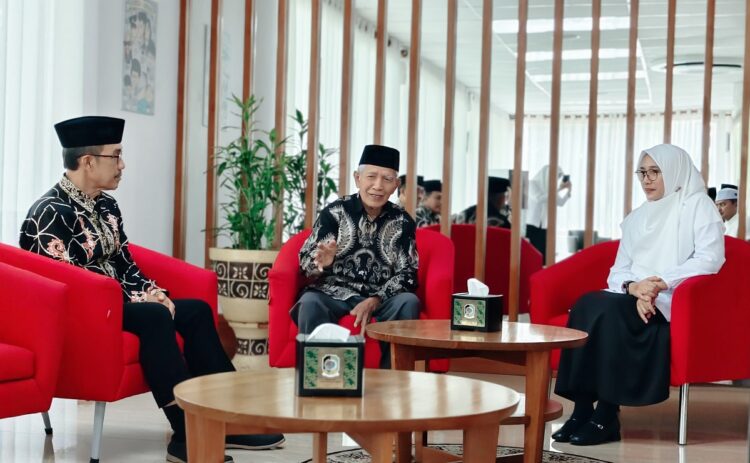 Ketua DPD LDII Banyuwangi Astro Junaedi tengah bersama jajaran pengurus LDII beraudiensi dengan Bupati Banyuwangi Ipuk Fiestiandani kanan di Lounge Pemkab Banyuwangi Kamis 532026 Foto LINES Banyuwangi