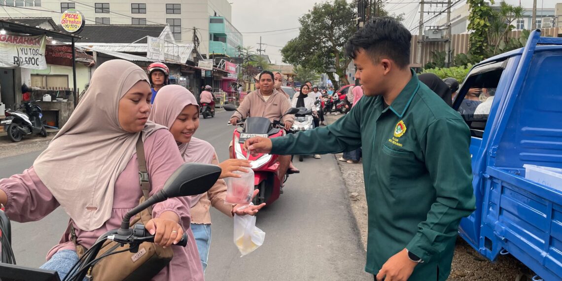 Pemuda LDII Jember membagikan takjil gratis kepada pengendara di jalan Foto LINES Jember