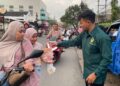 Pemuda LDII Jember membagikan takjil gratis kepada pengendara di jalan Foto LINES Jember