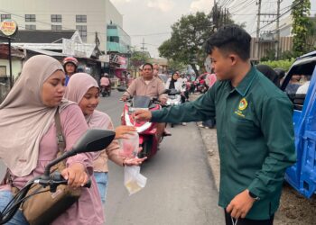 Pemuda LDII Jember membagikan takjil gratis kepada pengendara di jalan Foto LINES Jember