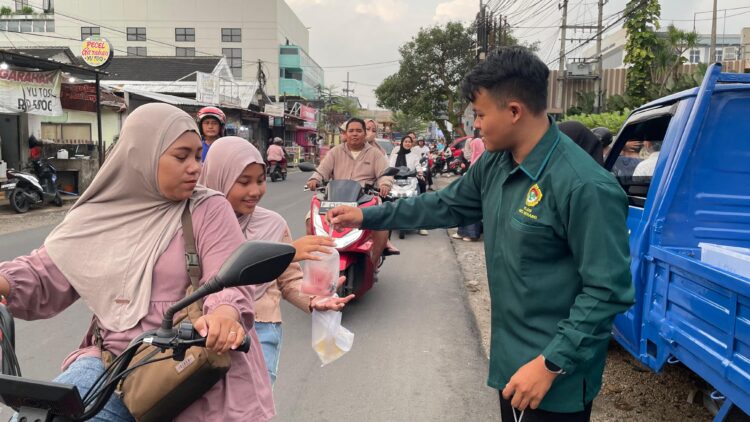 Pemuda LDII Jember membagikan takjil gratis kepada pengendara di jalan Foto LINES Jember
