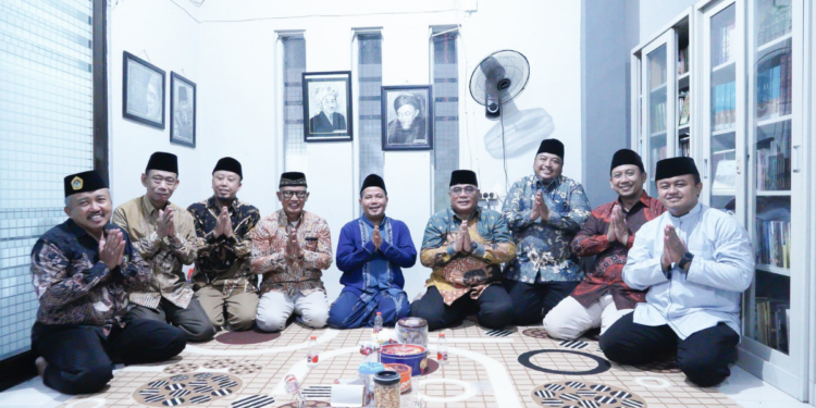 Pengurus DPW LDII Jatim saat bersilaturahim dengan Prof KH Noor Harisudin di Jember Foto LINES Jatim