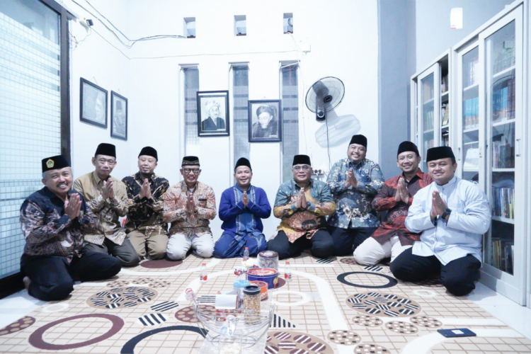 Pengurus DPW LDII Jatim saat bersilaturahim dengan Prof KH Noor Harisudin di Jember Foto LINES Jatim