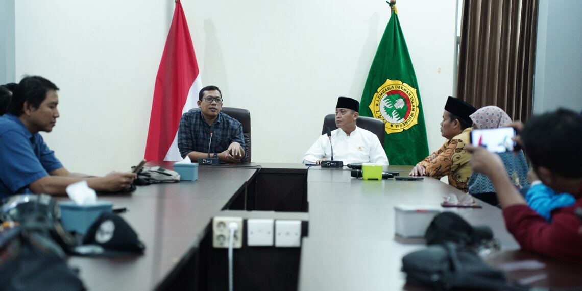 Suasana diskusi pengurus DPD LDII Surabaya dan Ketua Departemen KIM DPP LDII Ludhy Cahyana bersama wartawan dalam Media Gathering menjelang Munas LDII 2026 Foto LINES Surabaya
