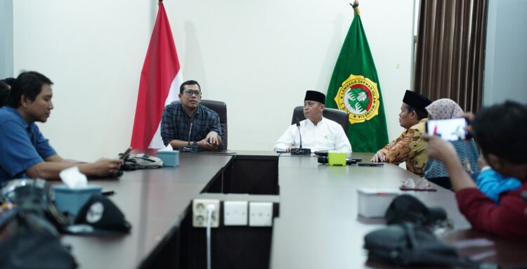 Suasana diskusi pengurus DPD LDII Surabaya dan Ketua Departemen KIM DPP LDII Ludhy Cahyana bersama wartawan dalam Media Gathering menjelang Munas LDII 2026 Foto LINES Surabaya