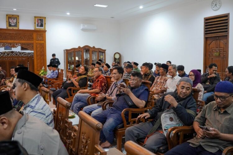 Wartawan mengikuti media gathering di Ponpes Wali Barokah Kediri