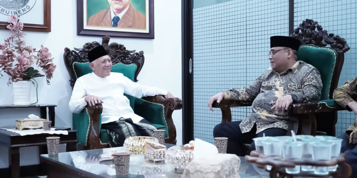 Ketua DPW LDII Jawa Timur H Moch Amrodji Konawi berbincang dengan Gus Kikin di Tebuireng Jombang terkait persiapan Munas X LDII 2026 Foto LINES Jatim