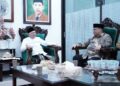 Ketua DPW LDII Jawa Timur H. Moch. Amrodji Konawi berbincang dengan Gus Kikin di Tebuireng, Jombang, terkait persiapan Munas X LDII 2026. Foto: LINES Jatim