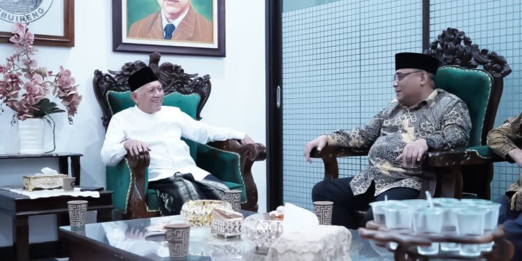 Ketua DPW LDII Jawa Timur H Moch Amrodji Konawi berbincang dengan Gus Kikin di Tebuireng Jombang terkait persiapan Munas X LDII 2026 Foto LINES Jatim