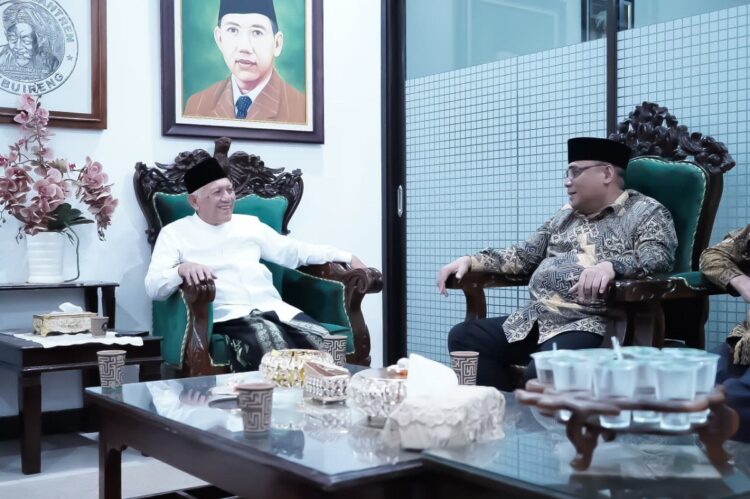 Ketua DPW LDII Jawa Timur H Moch Amrodji Konawi berbincang dengan Gus Kikin di Tebuireng Jombang terkait persiapan Munas X LDII 2026 Foto LINES Jatim