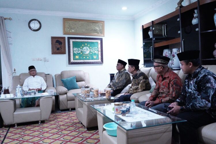 Pengurus DPW LDII Jawa Timur berbincang dengan KH Anwar Iskandar Gus War terkait Munas X LDII 2026