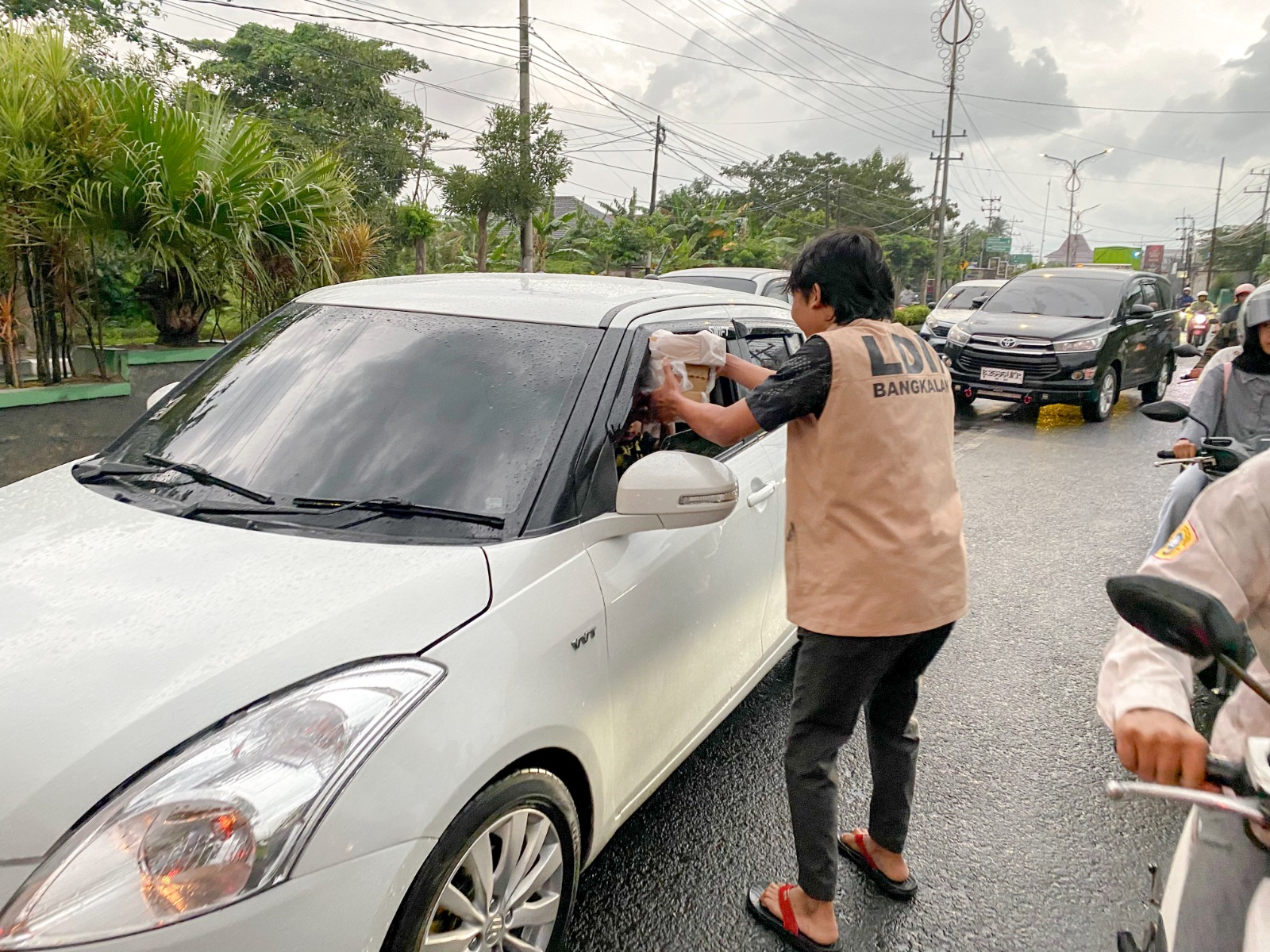 Pemuda LDII Bangkalan membagikan takjil kepada masyarakat yang masih berada di perjalanan jelang waktu berbuka Dok LINES Jatim