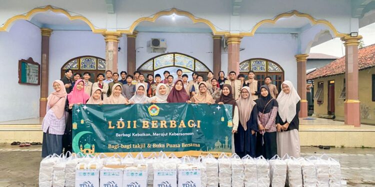 Pemuda LDII Bangkalan membagikan 300 paket takjil saat Ramadan sebagai upaya menanamkan kepedulian sosial dan karakter luhur generasi muda Dok LINES Jatim