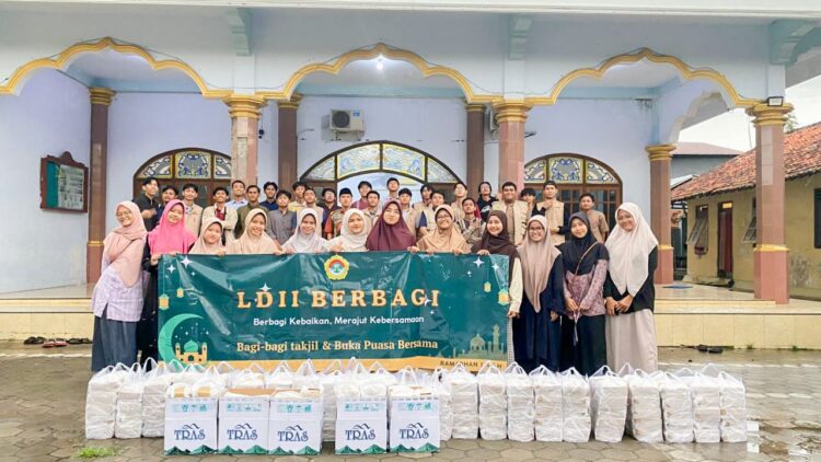 Pemuda LDII Bangkalan membagikan 300 paket takjil saat Ramadan sebagai upaya menanamkan kepedulian sosial dan karakter luhur generasi muda Dok LINES Jatim