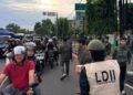 Pemuda LDII Kabupaten Gresik membagikan paket takjil kepada pengguna jalan di depan Kantor DPD LDII Gresik Kebomas menjelang waktu berbuka puasa Foto LINES Gresik