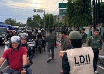 Pemuda LDII Kabupaten Gresik membagikan paket takjil kepada pengguna jalan di depan Kantor DPD LDII Gresik Kebomas menjelang waktu berbuka puasa Foto LINES Gresik