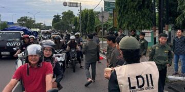 Pemuda LDII Kabupaten Gresik membagikan paket takjil kepada pengguna jalan di depan Kantor DPD LDII Gresik Kebomas menjelang waktu berbuka puasa Foto LINES Gresik