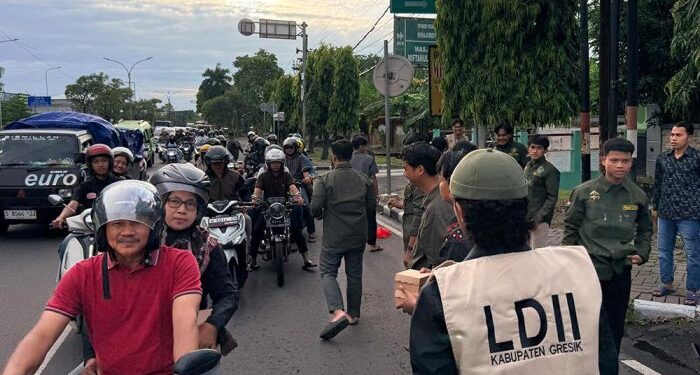 Pemuda LDII Kabupaten Gresik membagikan paket takjil kepada pengguna jalan di depan Kantor DPD LDII Gresik Kebomas menjelang waktu berbuka puasa Foto LINES Gresik