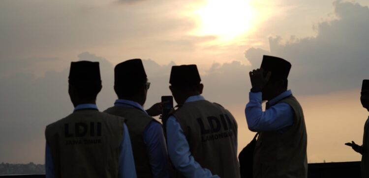 Tim Falakiyah LDII Jawa Timur melakukan pengamatan hilal 1 Syawal 1447 H di Pantai Tanjung Kodok Lamongan Kamis 193 Foto LINES Jatim