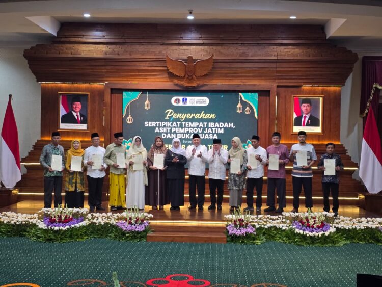 Gubernur Jawa Timur Khofifah Indar Parawansa bersama para penerima sertipikat tempat ibadah dari berbagai yayasan dan organisasi keagamaan