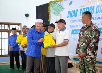 santunananakyatimdandhuafaponpesnurulhakimkediri | LDII JAWA TIMUR Pengurus Pondok Pesantren Nurul Hakim menyerahkan santunan kepada dhuafa dan anak yatim Foto LINES Kediri