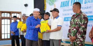 santunananakyatimdandhuafaponpesnurulhakimkediri | LDII JAWA TIMUR Pengurus Pondok Pesantren Nurul Hakim menyerahkan santunan kepada dhuafa dan anak yatim Foto LINES Kediri