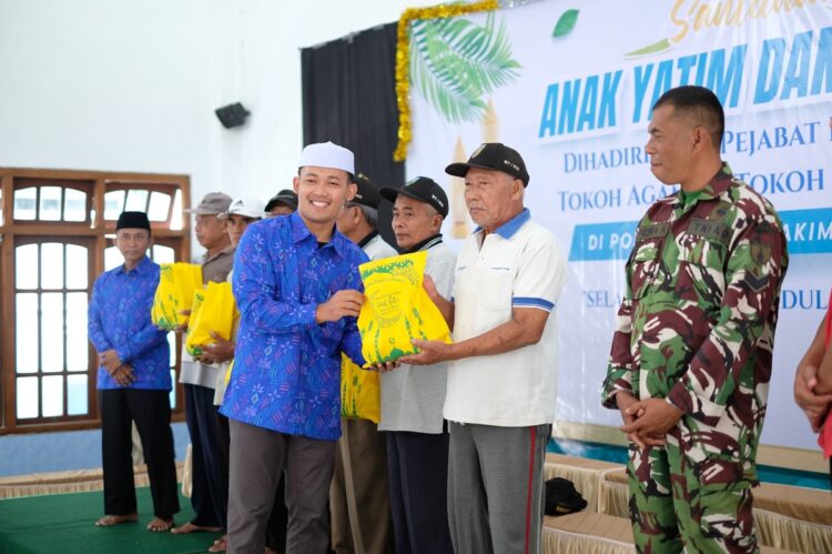 Pengurus Pondok Pesantren Nurul Hakim menyerahkan santunan kepada dhuafa dan anak yatim Foto LINES Kediri