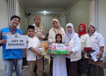 Penyaluran 30 paket parsel kepada anak yatim di Gunung Anyar, Surabaya, kolaborasi Yayasan Seribu Senyum, IPSM, dan PC LDII Gunung Anyar di Masjid Nurul Hikmah. Foto: LINES Jatim