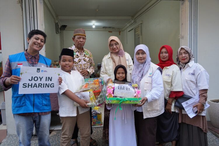 Penyaluran 30 paket parsel kepada anak yatim di Gunung Anyar Surabaya kolaborasi Yayasan Seribu Senyum IPSM dan PC LDII Gunung Anyar di Masjid Nurul Hikmah Foto LINES Jatim