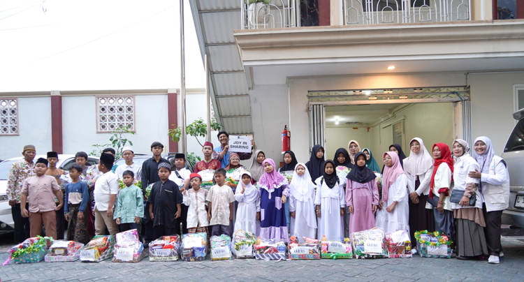 Penyerahan parsel kepada puluhan anak yatim di Gunung Anyar Surabaya