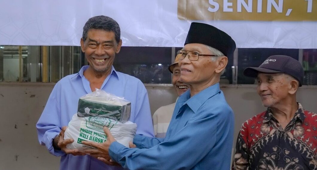santunanidulfitrisembakoketuaponpeswalibarokahsunarto | LDII JAWA TIMUR Penyaluran paket sembako Ponpes Wali Barokah kepada warga kurang mampu jelang Idulfitri di Kota Kediri Foto KIM PPWB