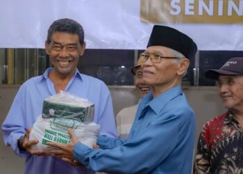 Penyaluran paket sembako Ponpes Wali Barokah kepada warga kurang mampu jelang Idulfitri di Kota Kediri. Foto: KIM PPWB