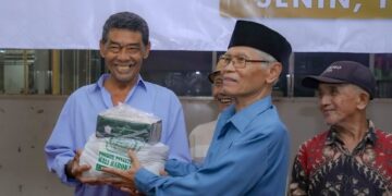 Penyaluran paket sembako Ponpes Wali Barokah kepada warga kurang mampu jelang Idulfitri di Kota Kediri Foto KIM PPWB