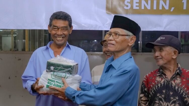 Penyaluran paket sembako Ponpes Wali Barokah kepada warga kurang mampu jelang Idulfitri di Kota Kediri Foto KIM PPWB