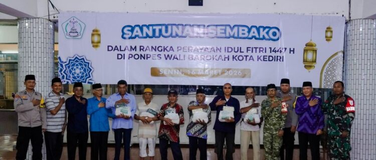 Santunan sembako Ponpes Wali Barokah kepada warga jelang Idulfitri 1447 H di Kota Kediri