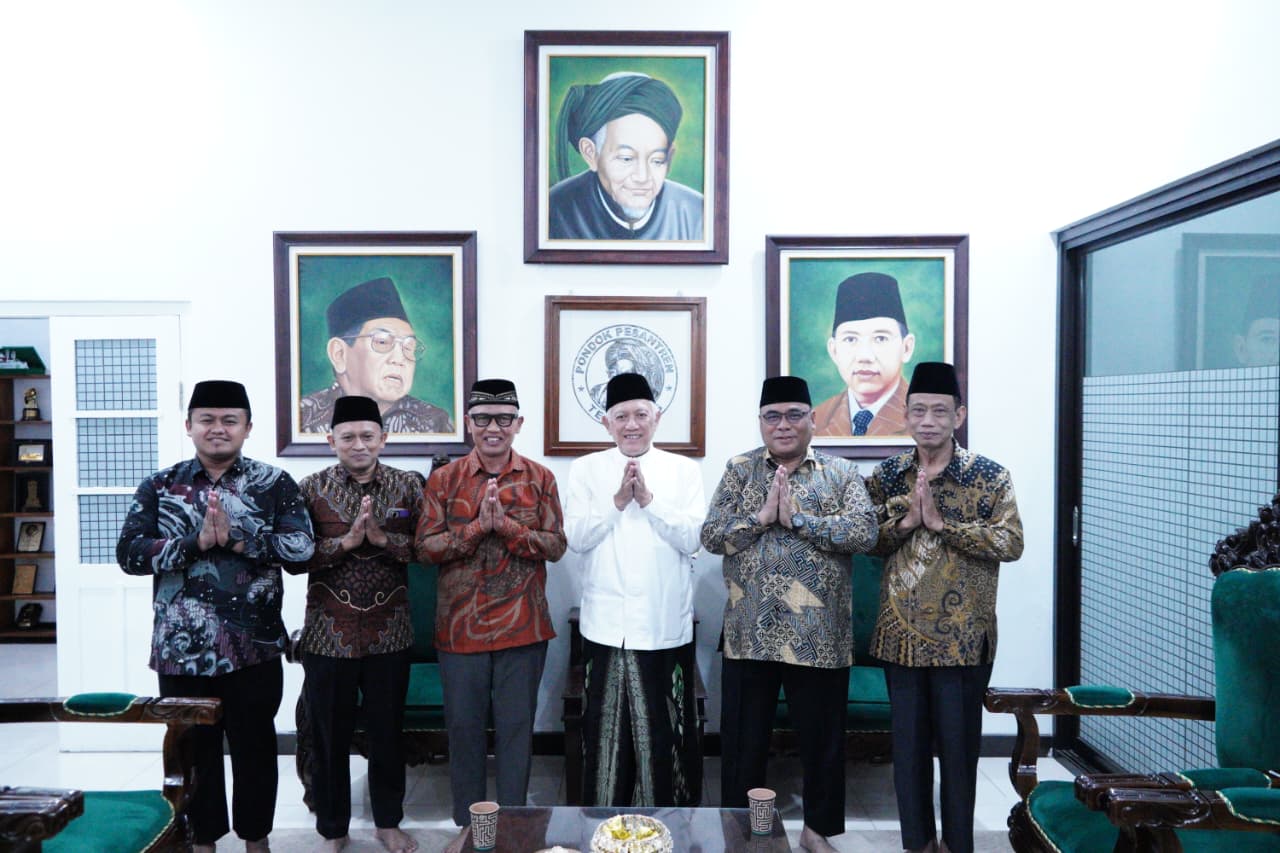 Gus Kikin bersama pengurus DPW LDII Jatim di Ponpes Tebuireng Jombang
