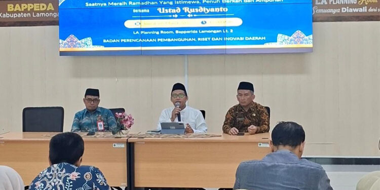 Ustaz Rusdiyanto dari LDII Lamongan menyampaikan tausiyah Ramadhan di Bapperida Lamongan Jumat 632026 Foto LINES Lamongan